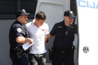 Zagreb: Vozač koji je pokosio pješake u Buzinu doveden na ispitivanje u Općinsko državno odvjetništvo u Novom Zagrebu Zagreb: Vozač koji je pokosio pješake u Buzinu doveden na ispitivanje u Općinsko državno odvjetništvo u Novom Zagrebu