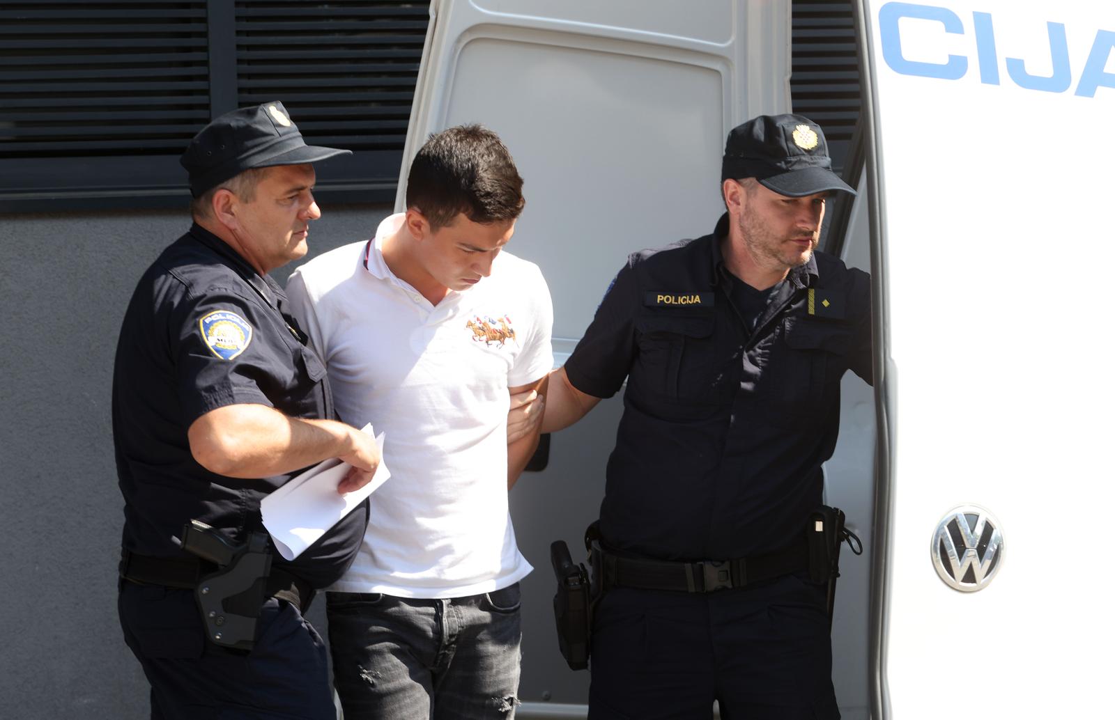 Zagreb: Vozač koji je pokosio pješake u Buzinu doveden na ispitivanje u Općinsko državno odvjetništvo u Novom Zagrebu Zagreb: Vozač koji je pokosio pješake u Buzinu doveden na ispitivanje u Općinsko državno odvjetništvo u Novom Zagrebu