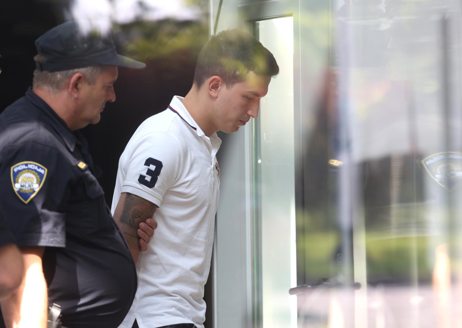 Zagreb: Vozač koji je pokosio pješake u Buzinu doveden na ispitivanje u Općinsko državno odvjetništvo u Novom Zagrebu Zagreb: Vozač koji je pokosio pješake u Buzinu doveden na ispitivanje u Općinsko državno odvjetništvo u Novom Zagrebu