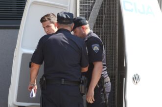 Zagreb: Vozač koji je pokosio pješake u Buzinu doveden na ispitivanje u Općinsko državno odvjetništvo u Novom Zagrebu Zagreb: Vozač koji je pokosio pješake u Buzinu doveden na ispitivanje u Općinsko državno odvjetništvo u Novom Zagrebu