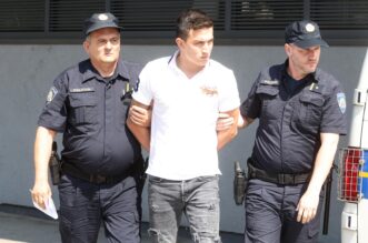 Zagreb: Vozač koji je pokosio pješake u Buzinu doveden na ispitivanje u Općinsko državno odvjetništvo u Novom Zagrebu Zagreb: Vozač koji je pokosio pješake u Buzinu doveden na ispitivanje u Općinsko državno odvjetništvo u Novom Zagrebu