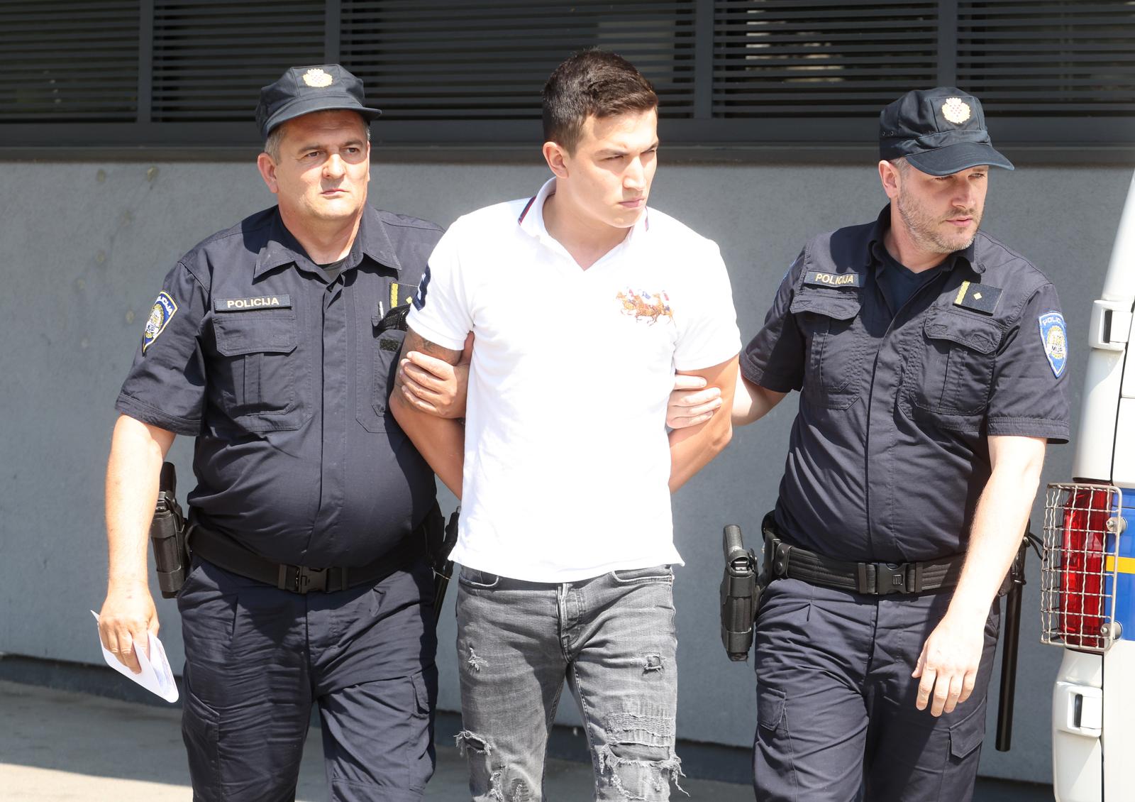 Zagreb: Vozač koji je pokosio pješake u Buzinu doveden na ispitivanje u Općinsko državno odvjetništvo u Novom Zagrebu Zagreb: Vozač koji je pokosio pješake u Buzinu doveden na ispitivanje u Općinsko državno odvjetništvo u Novom Zagrebu