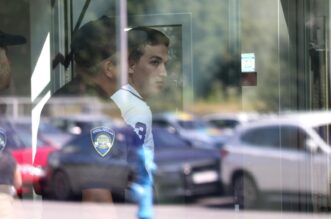Zagreb: Vozač koji je pokosio pješake u Buzinu doveden na ispitivanje u Općinsko državno odvjetništvo u Novom Zagrebu Zagreb: Vozač koji je pokosio pješake u Buzinu doveden na ispitivanje u Općinsko državno odvjetništvo u Novom Zagrebu