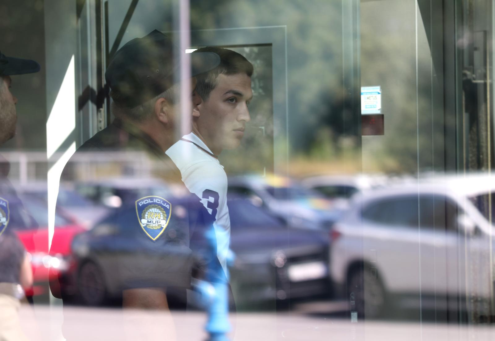 Zagreb: Vozač koji je pokosio pješake u Buzinu doveden na ispitivanje u Općinsko državno odvjetništvo u Novom Zagrebu Zagreb: Vozač koji je pokosio pješake u Buzinu doveden na ispitivanje u Općinsko državno odvjetništvo u Novom Zagrebu