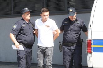 Zagreb: Vozač koji je pokosio pješake u Buzinu doveden na ispitivanje u Općinsko državno odvjetništvo u Novom Zagrebu Zagreb: Vozač koji je pokosio pješake u Buzinu doveden na ispitivanje u Općinsko državno odvjetništvo u Novom Zagrebu