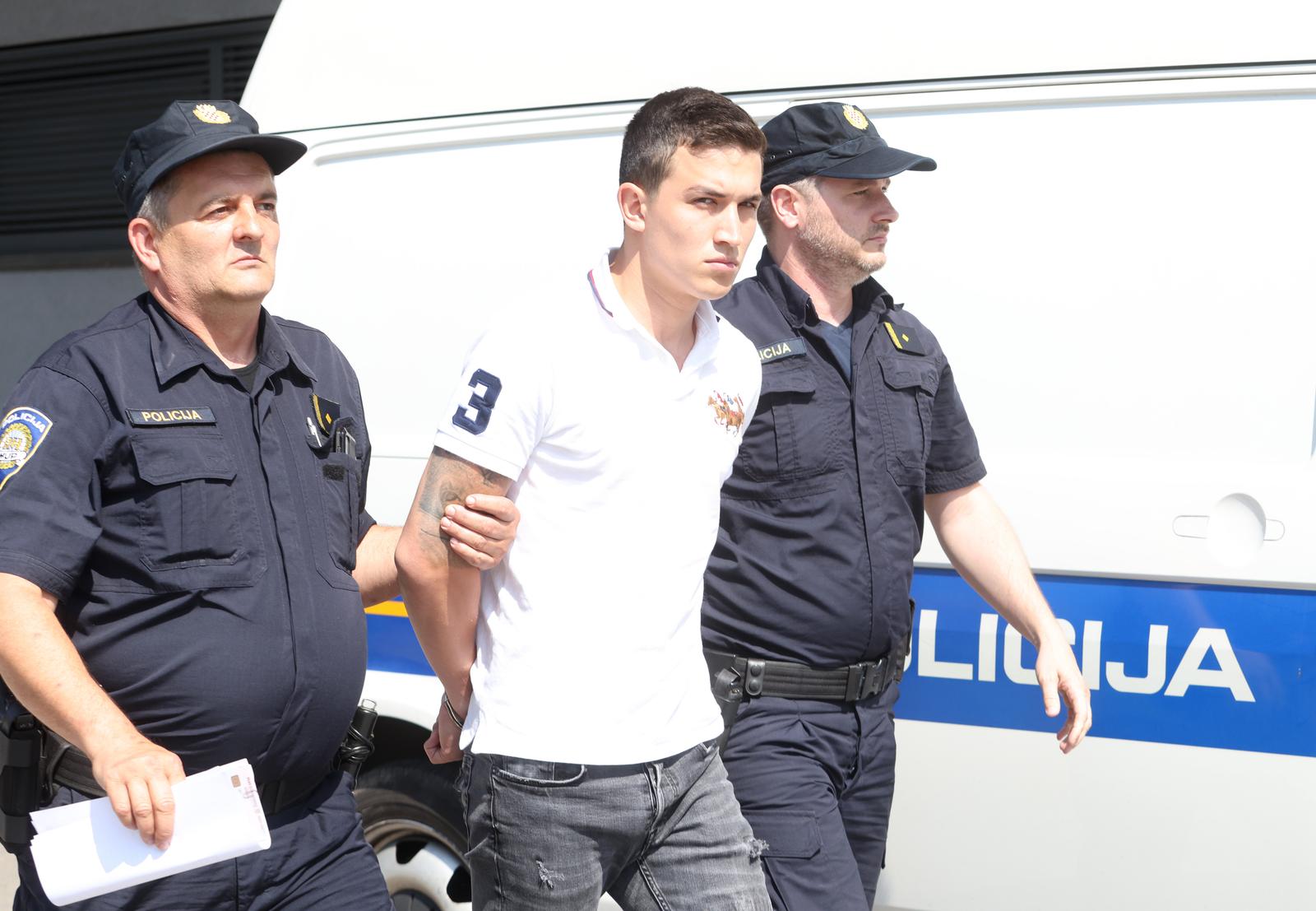 Zagreb: Vozač koji je pokosio pješake u Buzinu doveden na ispitivanje u Općinsko državno odvjetništvo u Novom Zagrebu Zagreb: Vozač koji je pokosio pješake u Buzinu doveden na ispitivanje u Općinsko državno odvjetništvo u Novom Zagrebu