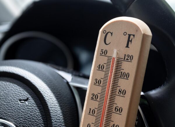 Zagreb: Temperatura  u automobilu ostavljenom na suncu u 12:30 h