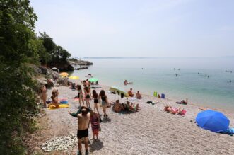Rijeka: Kupaci na plazi Nova voda Rijeka: Kupaci na plazi Nova voda