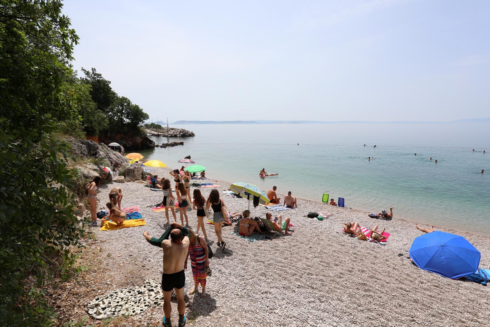 Rijeka: Kupaci na plazi Nova voda Rijeka: Kupaci na plazi Nova voda