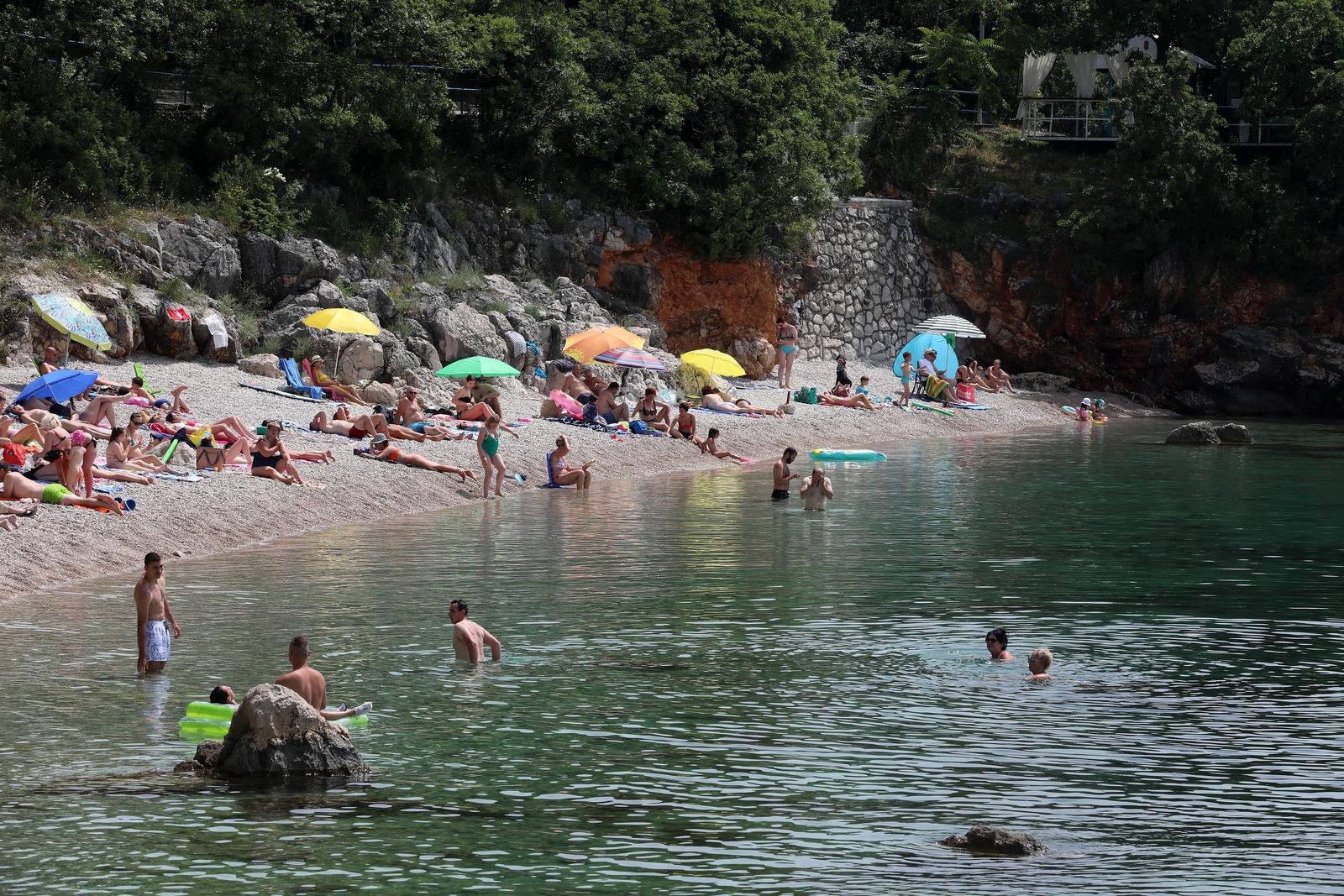 Rijeka: Kupaci na plazi Nova voda Rijeka: Kupaci na plazi Nova voda