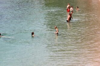 Rijeka: Kupaci na plazi Nova voda Rijeka: Kupaci na plazi Nova voda