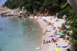 Rijeka: Kupaci na plazi Nova voda Rijeka: Kupaci na plazi Nova voda