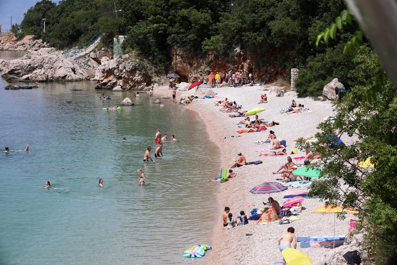 Rijeka: Kupaci na plazi Nova voda Rijeka: Kupaci na plazi Nova voda