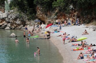 Rijeka: Kupaci na plazi Nova voda Rijeka: Kupaci na plazi Nova voda