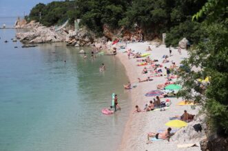 Rijeka: Kupaci na plazi Nova voda Rijeka: Kupaci na plazi Nova voda
