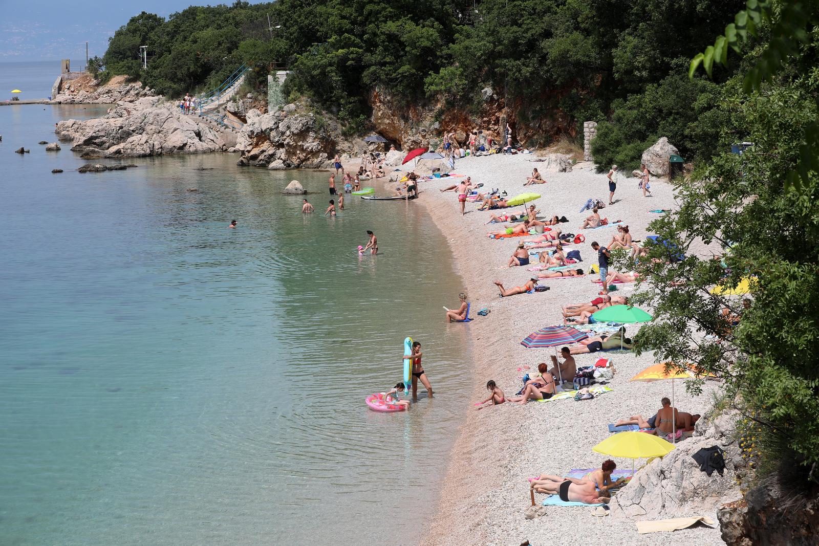 Rijeka: Kupaci na plazi Nova voda Rijeka: Kupaci na plazi Nova voda