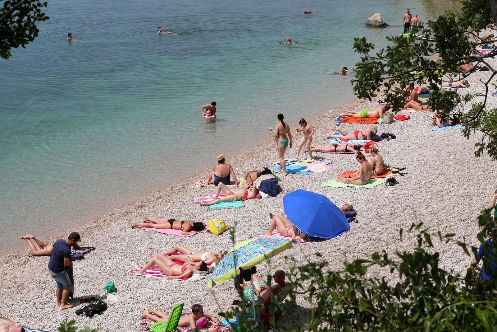Rijeka: Kupaci na plazi Nova voda Rijeka: Kupaci na plazi Nova voda