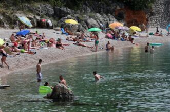 Rijeka: Kupaci na plazi Nova voda Rijeka: Kupaci na plazi Nova voda