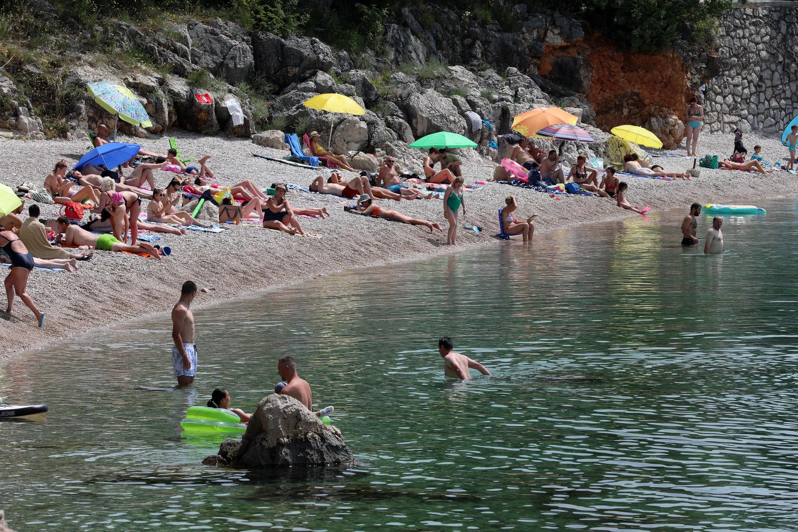 Rijeka: Kupaci na plazi Nova voda Rijeka: Kupaci na plazi Nova voda