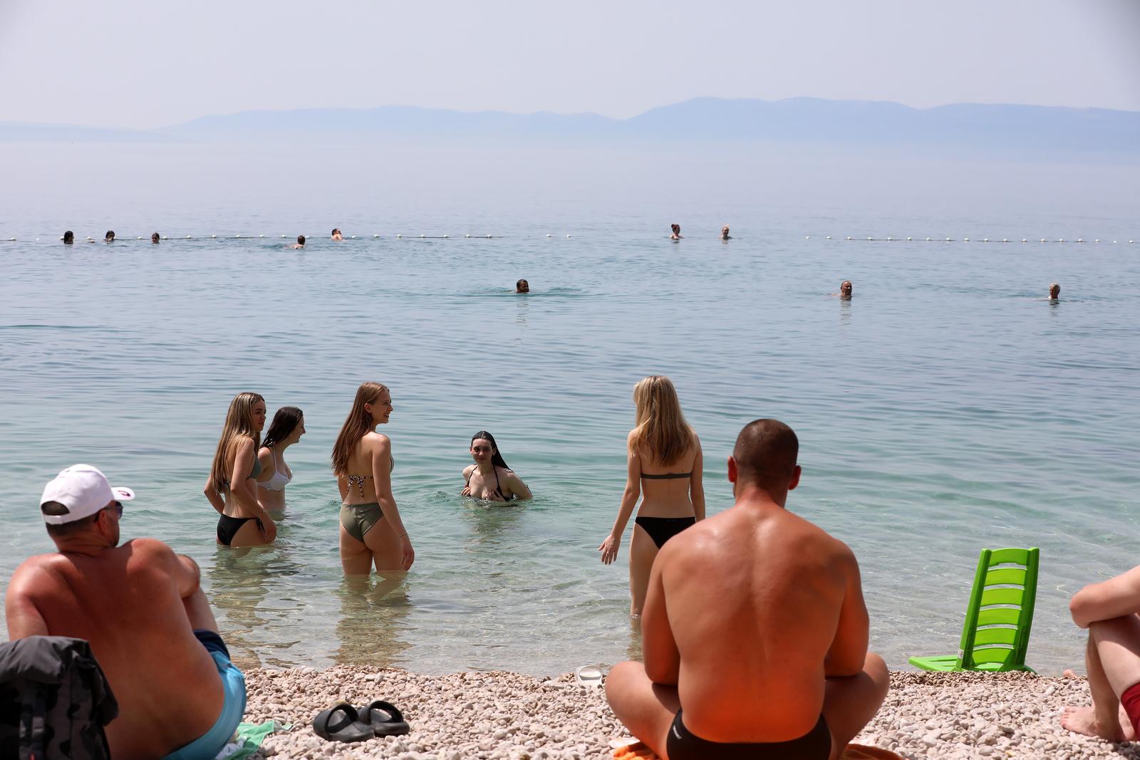 Rijeka: Kupaci na plazi Nova voda Rijeka: Kupaci na plazi Nova voda