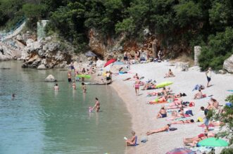 Rijeka: Kupaci na plazi Nova voda Rijeka: Kupaci na plazi Nova voda