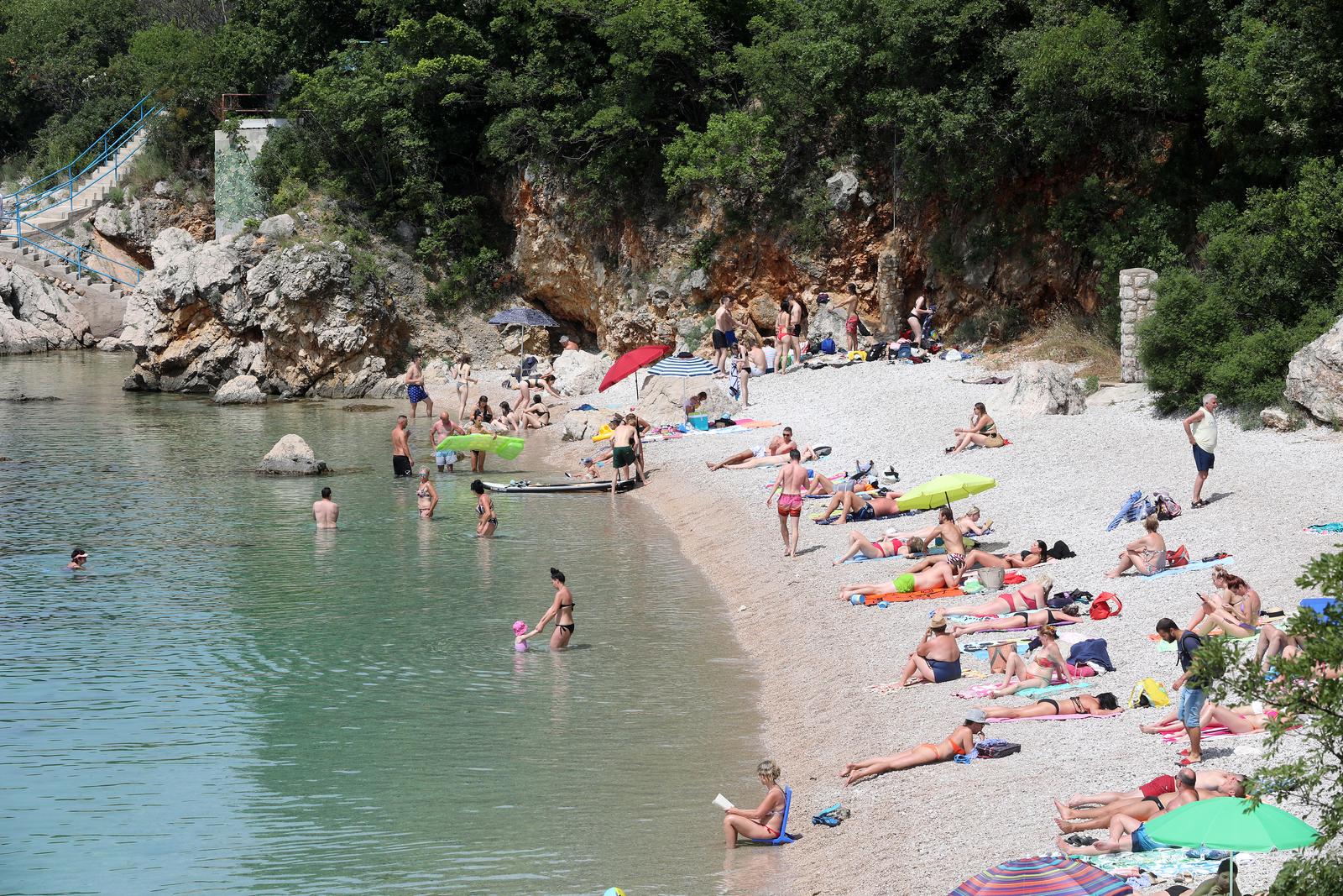 Rijeka: Kupaci na plazi Nova voda Rijeka: Kupaci na plazi Nova voda