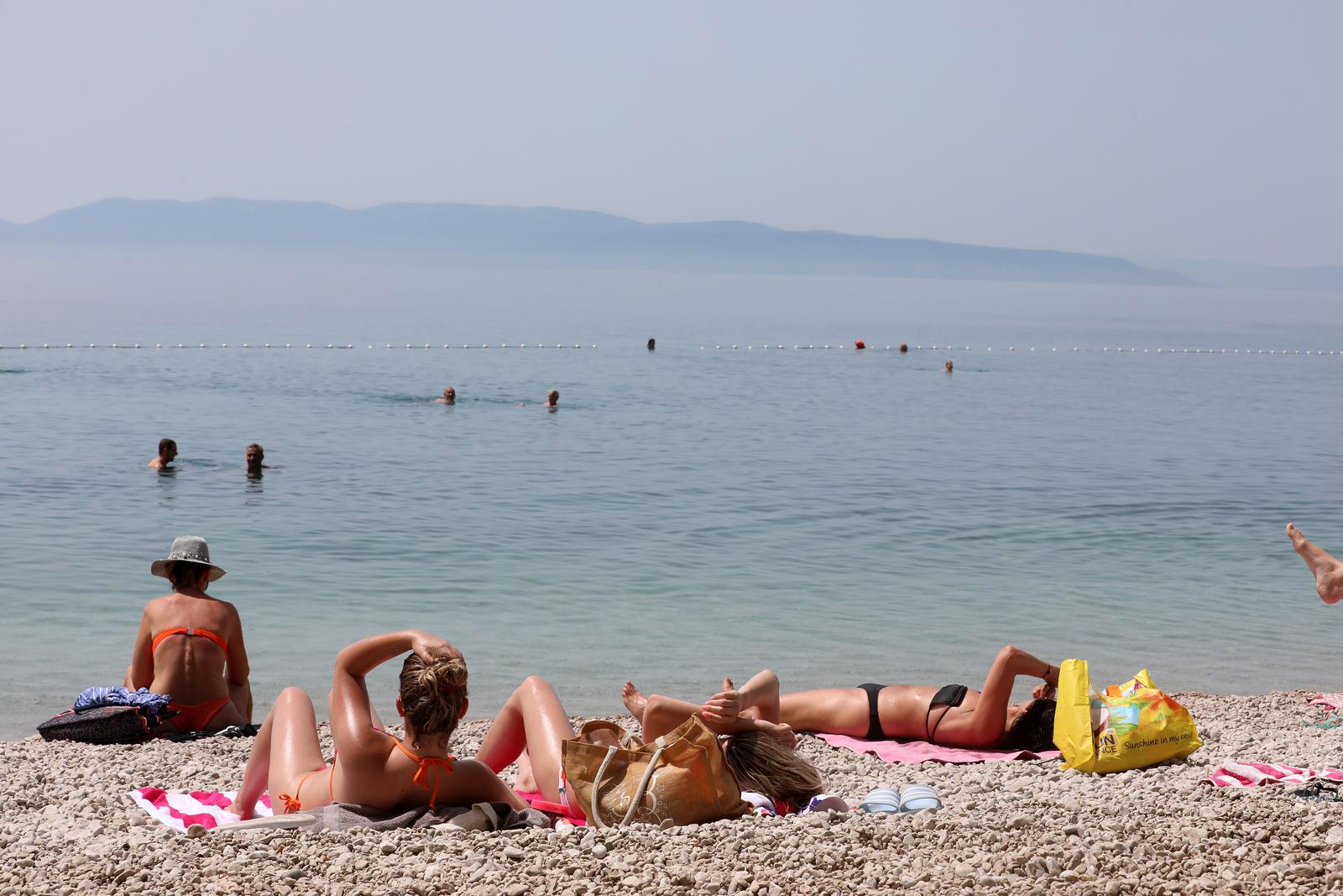 Rijeka: Kupaci na plazi Nova voda Rijeka: Kupaci na plazi Nova voda