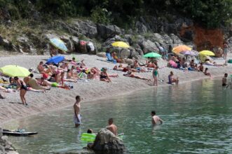 Rijeka: Kupaci na plazi Nova voda Rijeka: Kupaci na plazi Nova voda