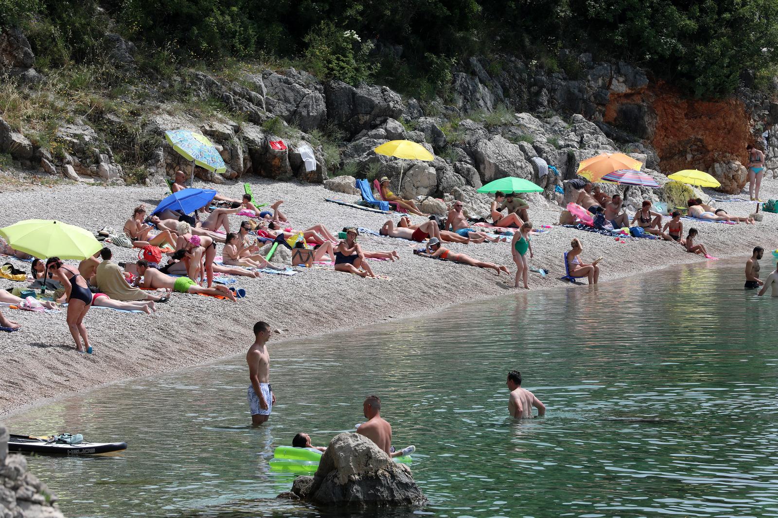 Rijeka: Kupaci na plazi Nova voda Rijeka: Kupaci na plazi Nova voda