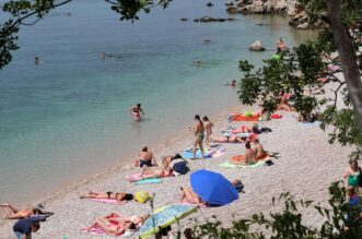 Rijeka: Kupaci na plazi Nova voda Rijeka: Kupaci na plazi Nova voda