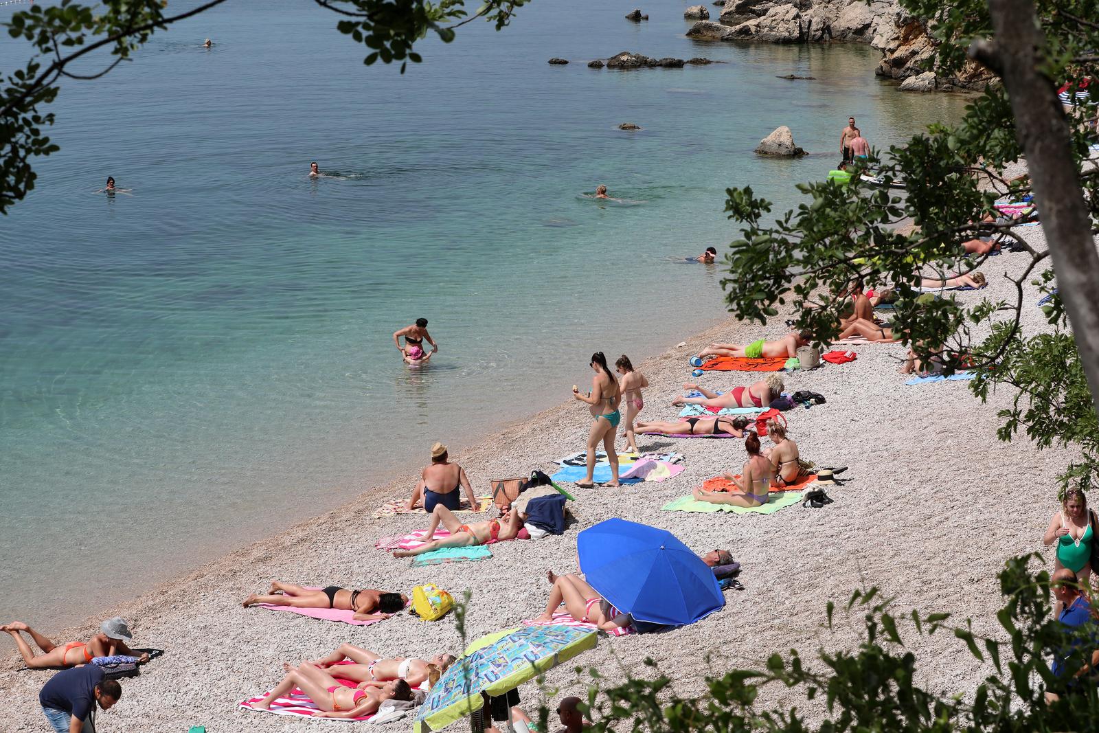 Rijeka: Kupaci na plazi Nova voda Rijeka: Kupaci na plazi Nova voda
