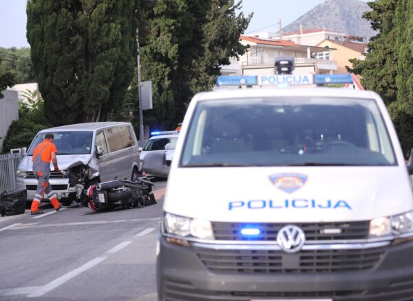 Duće: Sudar kombija i motocikla na D8