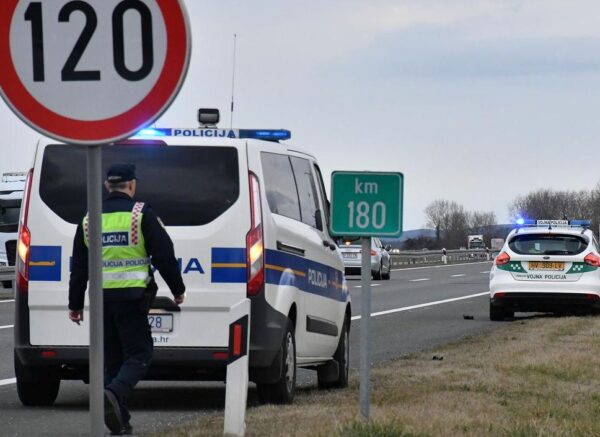 U Starom Petrovom Selu na autocesti udario autom u vojni kamion i poginuo