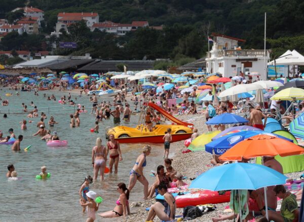 Plaža u Baškoj prepuna je kupača