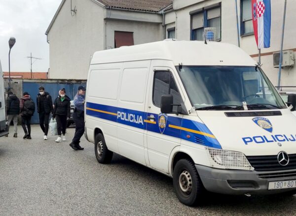 Policija dovela velik broj migranata u policijsku postaju Sesvete