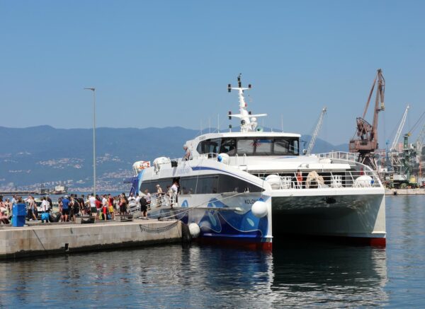 Rijeka: Putnici izlaze iz katamarana Kolovare