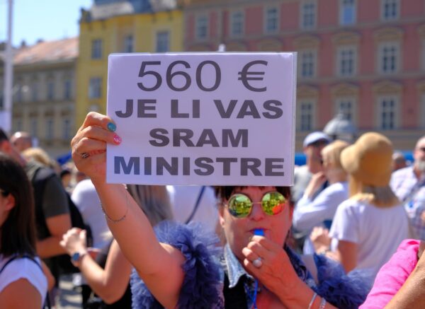 U Zagrebu počeo mirni prosvjed Sindikata državnih i lokalnih službenika i namještenika