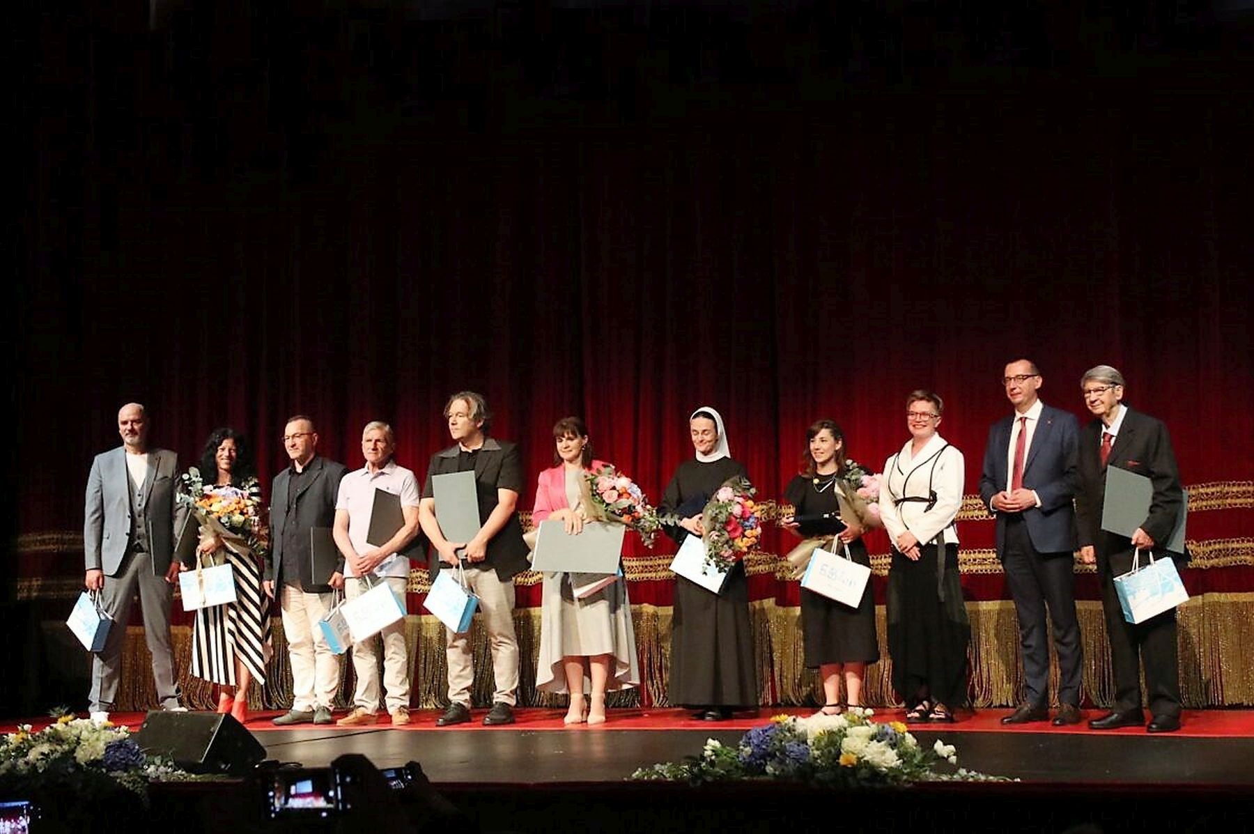Svečana_sjednica_Gradskog_vijeća_Grada_Rijeke_Laureati-1200×798