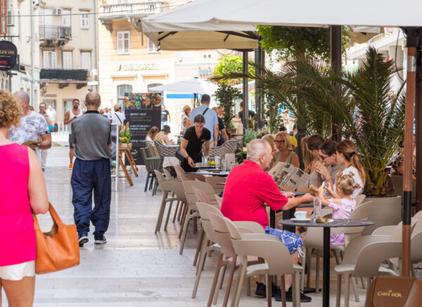 Ilustrativna korzo kafić-69