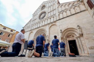 Zadar: Molitelji ispred katedrale sv. Stošije Zadar: Molitelji ispred katedrale sv. Stošije