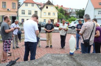 Karlovac: Mukarci molili krunicu Karlovac: Mukarci molili krunicu