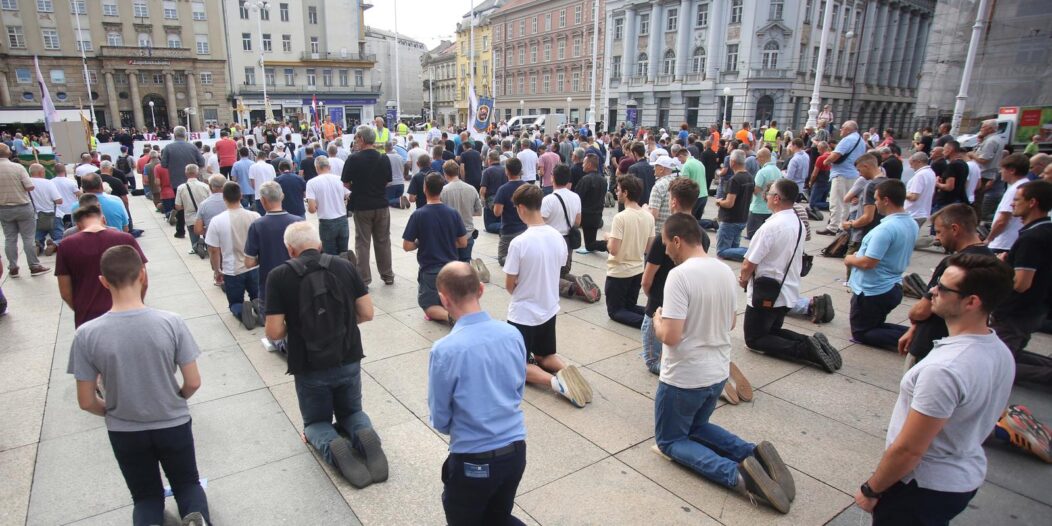 Zagreb: Muškarci na molitvi krunice na Trgu bana Jelačića Zagreb: Muškarci na molitvi krunice na Trgu bana Jelačića