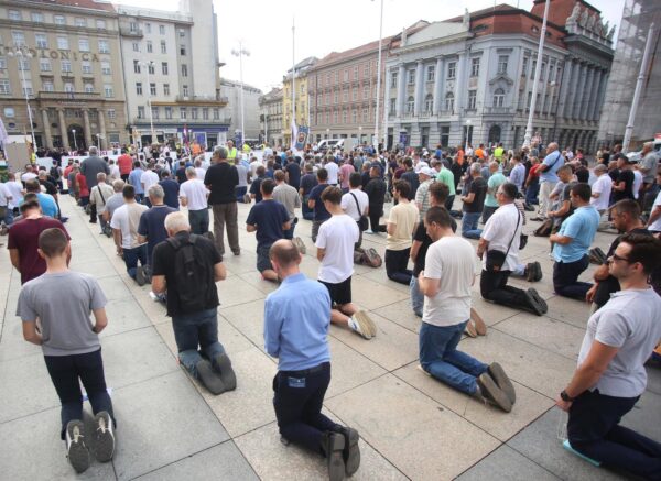 Zagreb: Muškarci na molitvi krunice na Trgu bana Jelačića