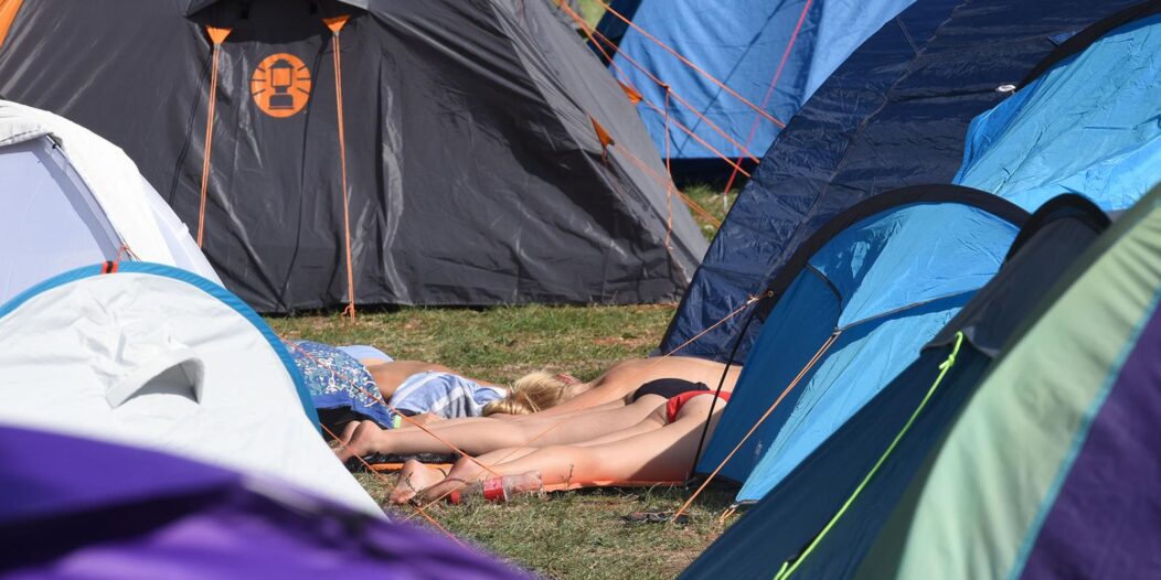 tinjan: Zabava u kampu gdje su smjeteni posjetitelji Outlook festivala tinjan: Zabava u kampu gdje su smjeteni posjetitelji Outlook festivala