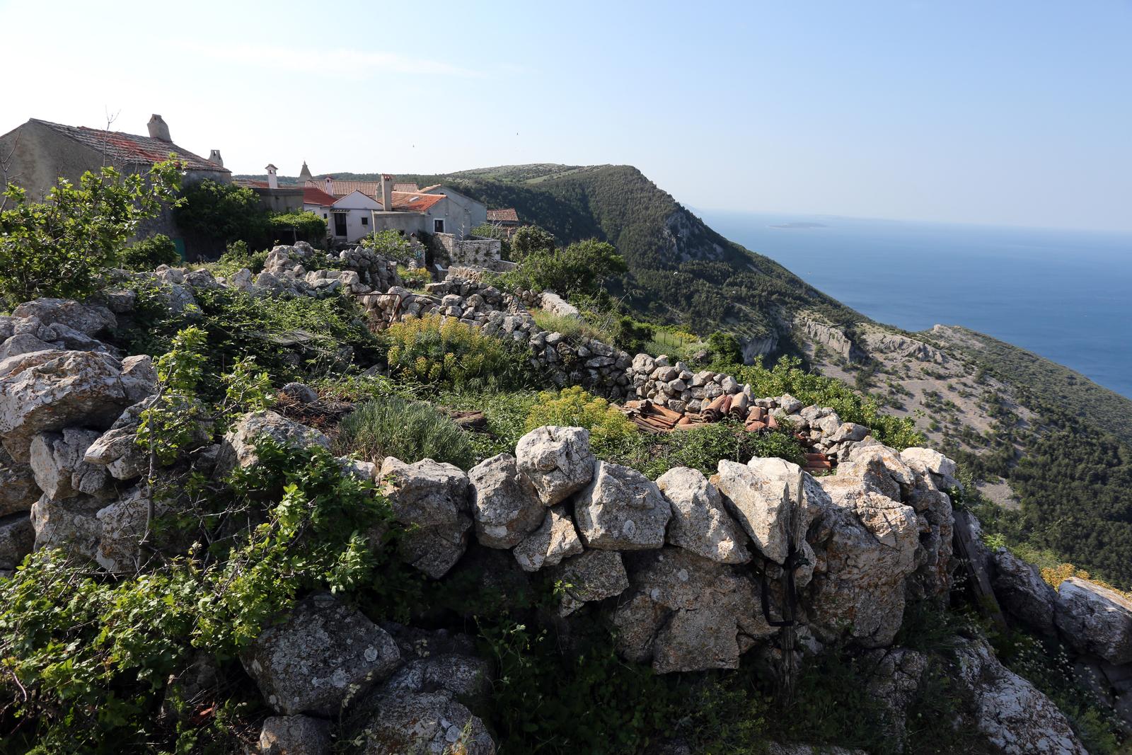 Selo Lubenice nalazi se na visokoj klisuri nad morem, na zapadnoj obali Cresa Selo Lubenice nalazi se na visokoj klisuri nad morem, na zapadnoj obali Cresa