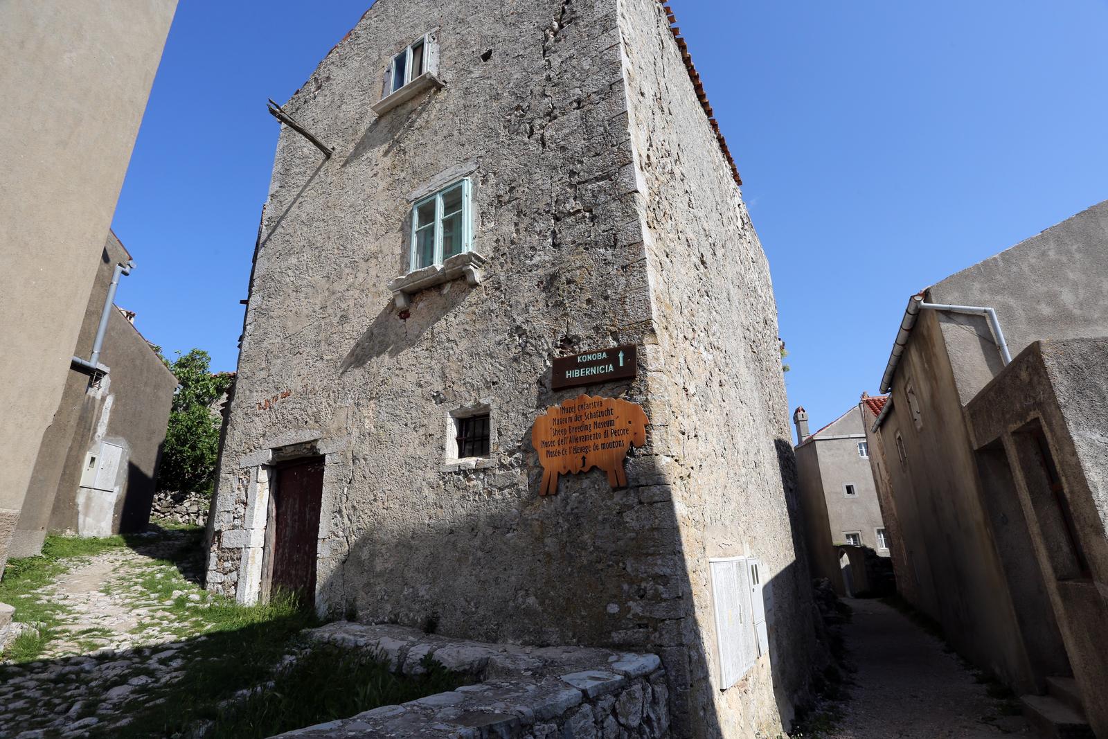 Selo Lubenice nalazi se na visokoj klisuri nad morem, na zapadnoj obali Cresa Selo Lubenice nalazi se na visokoj klisuri nad morem, na zapadnoj obali Cresa