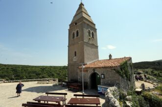 Selo Lubenice nalazi se na visokoj klisuri nad morem, na zapadnoj obali Cresa