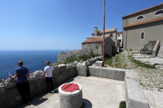 Selo Lubenice nalazi se na visokoj klisuri nad morem, na zapadnoj obali Cresa