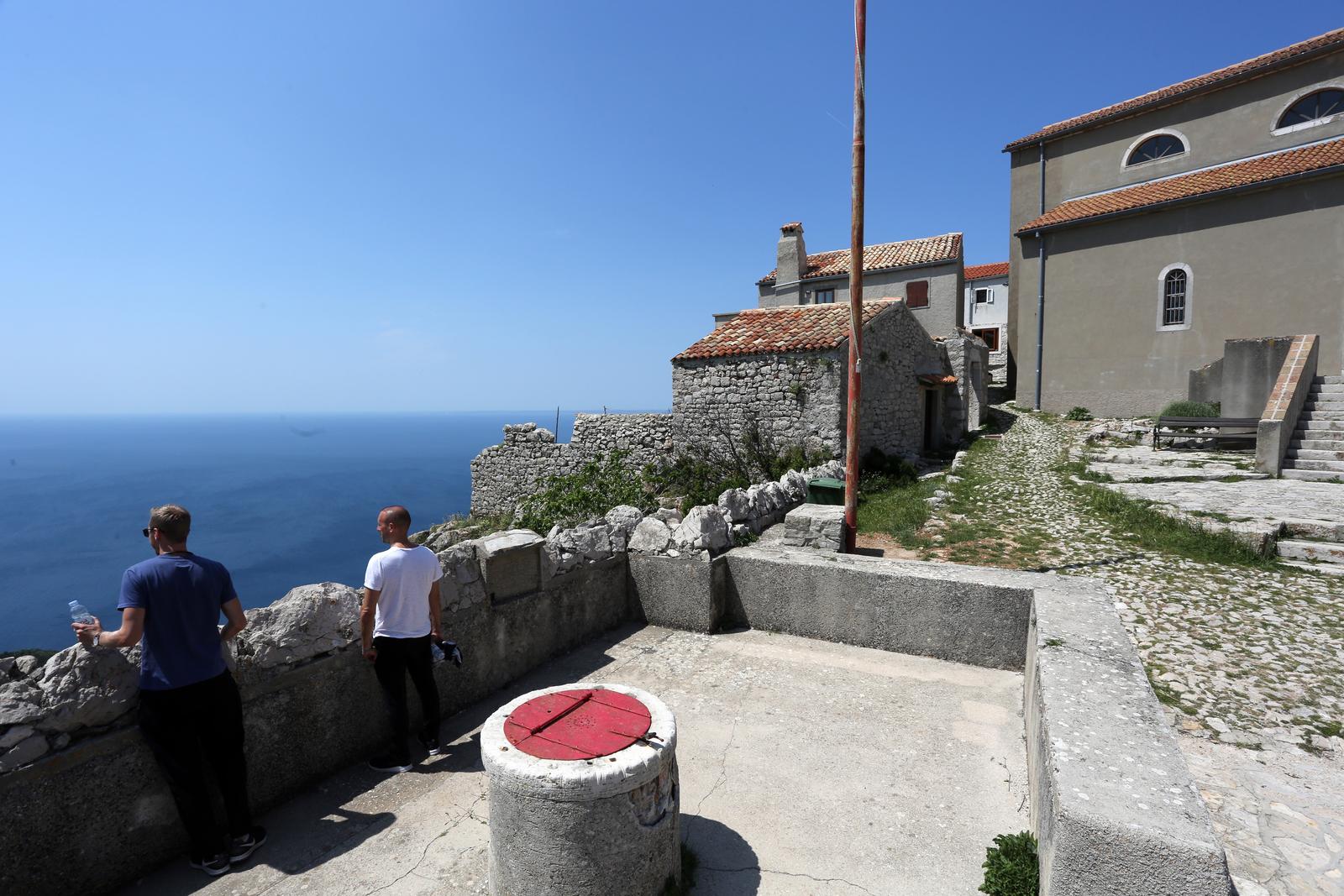 Selo Lubenice nalazi se na visokoj klisuri nad morem, na zapadnoj obali Cresa Selo Lubenice nalazi se na visokoj klisuri nad morem, na zapadnoj obali Cresa