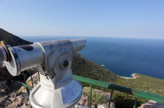 Selo Lubenice nalazi se na visokoj klisuri nad morem, na zapadnoj obali Cresa